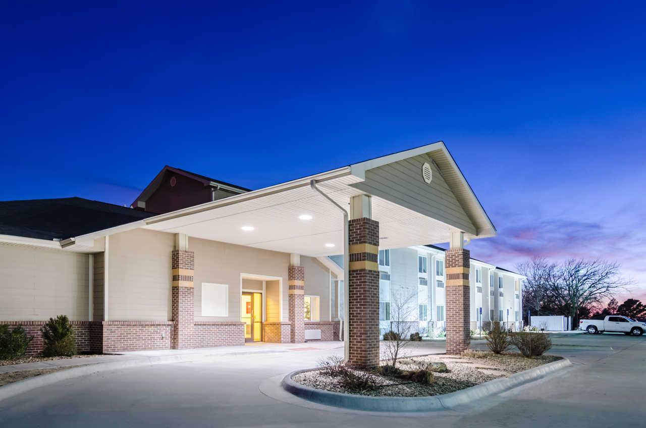 Rodeway Inn Larned Exterior photo