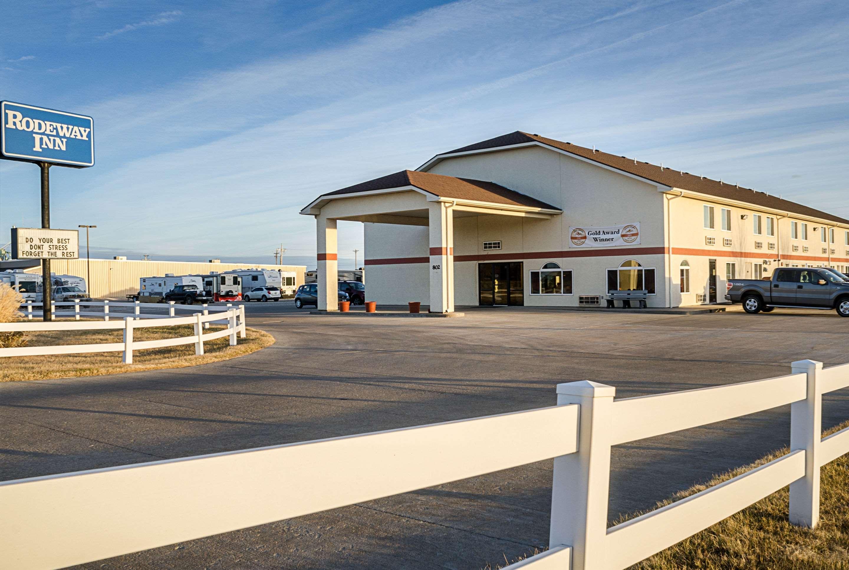 Rodeway Inn Larned Exterior photo